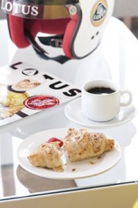 Lifestyle Helmet Magazine Croissant